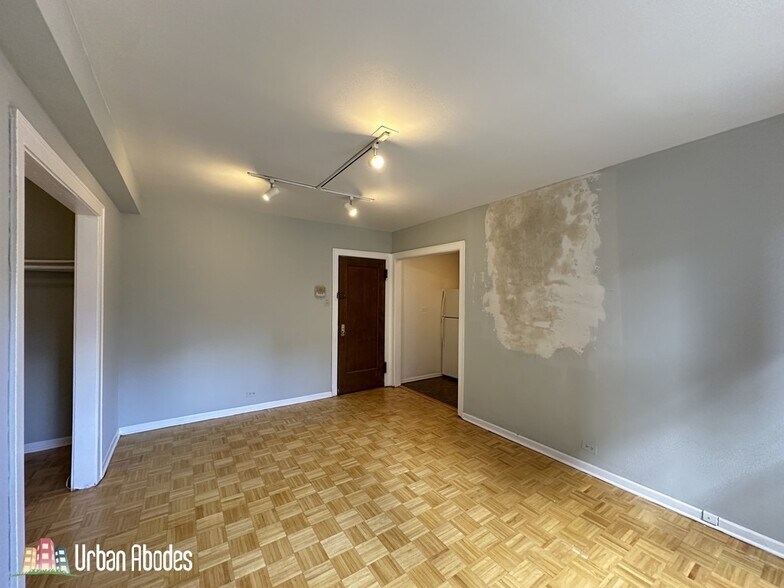 Building Photo - 727 W Belmont Ave