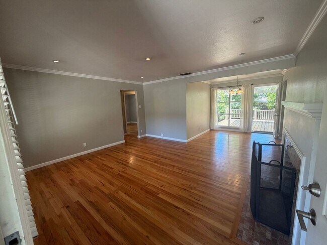 Building Photo - 2 Bedroom | 1 Bathroom | Single family in East Sacramento