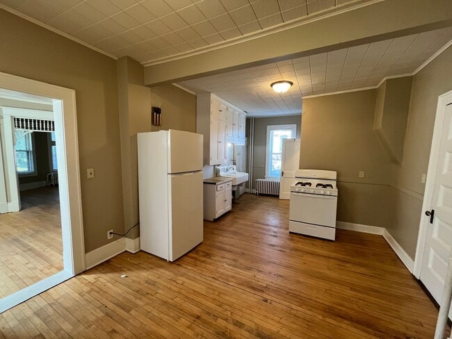 Building Photo - Large 3bd/1.5 bath Single Family Home Minu...
