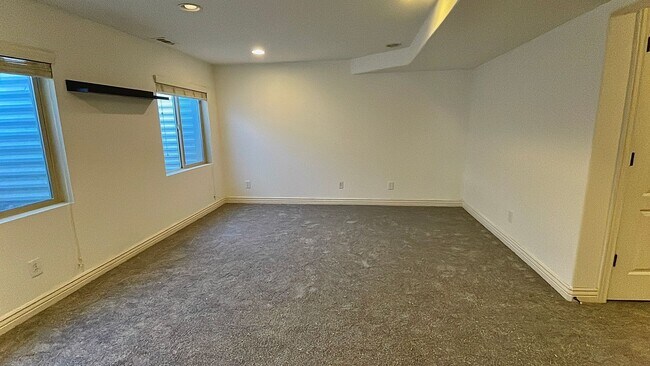 Building Photo - 6 Bedroom, 3.5 Bathroom Single Family Home in Layton Available June 1st!