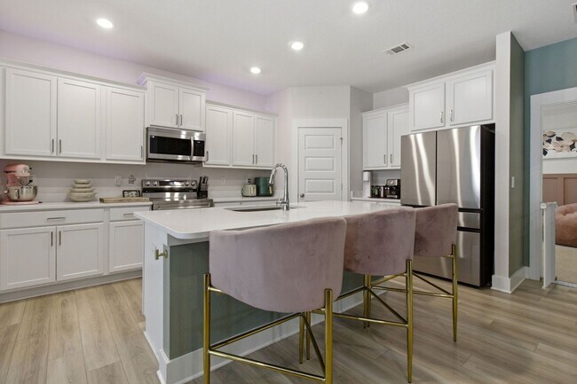 Building Photo - 4 Bedroom in CRESTVIEW!!