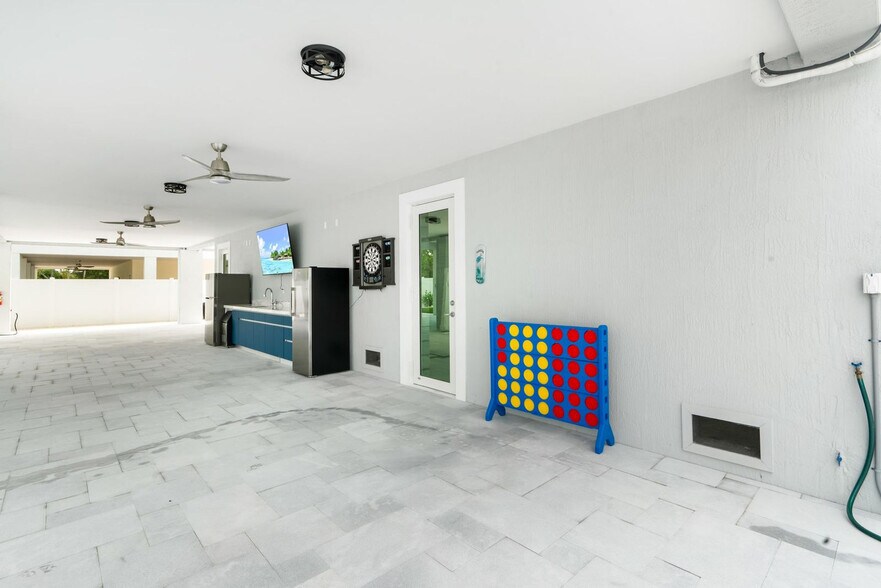 Building Photo - 83 Pescayo Ave