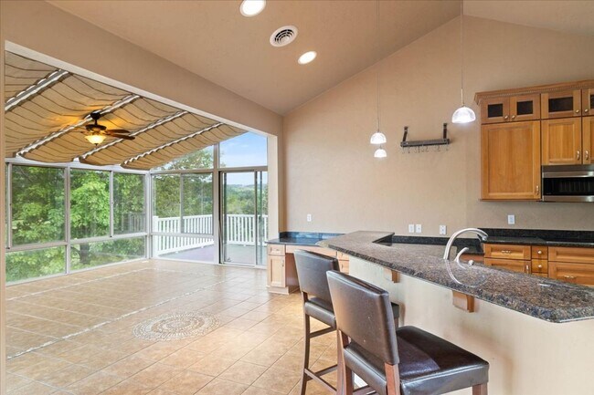 Building Photo - Bright and Spacious Home on Cascades Rd