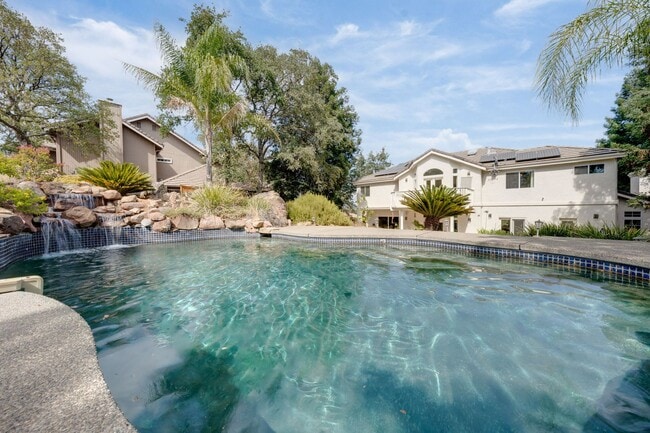 Building Photo - Luxury 4BR Home with Pool & Outdoor Kitche...