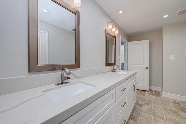Building Photo - 915 Daria Dr