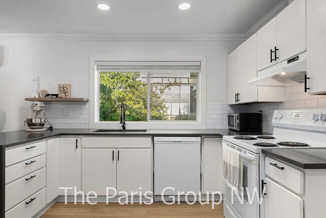 Building Photo - Remodeled Renton Highlands Home * A/C & Great Backyard