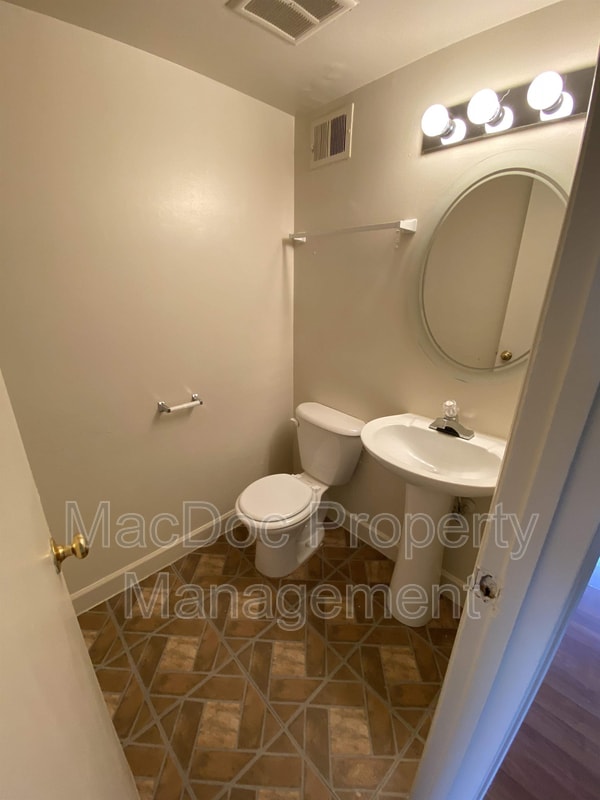 Building Photo - 2331 McClellan Ct