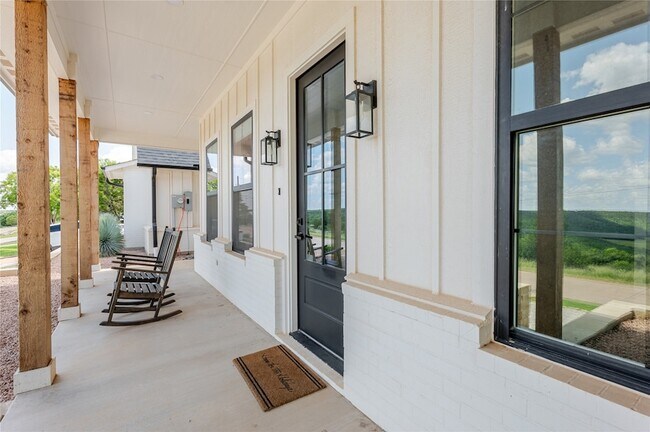 Building Photo - 405 Oak Tree Dr