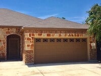 Building Photo - Availabe Now! Nice 3 Bedroom Duplex located in New Braunfels!