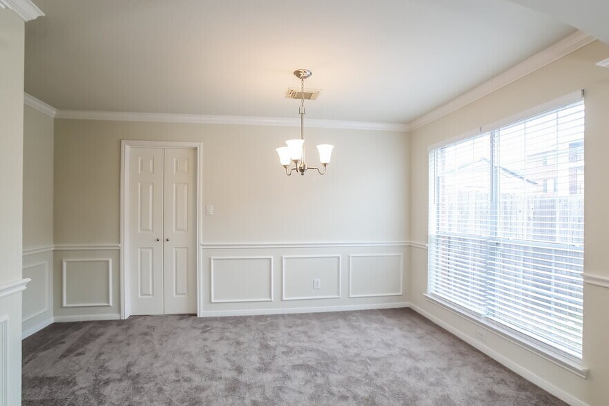 Building Photo - 519 Holly Crest Dr