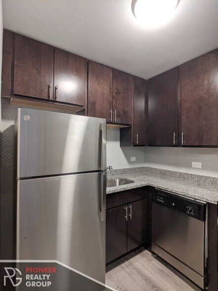 Building Photo - 542 W Surf St
