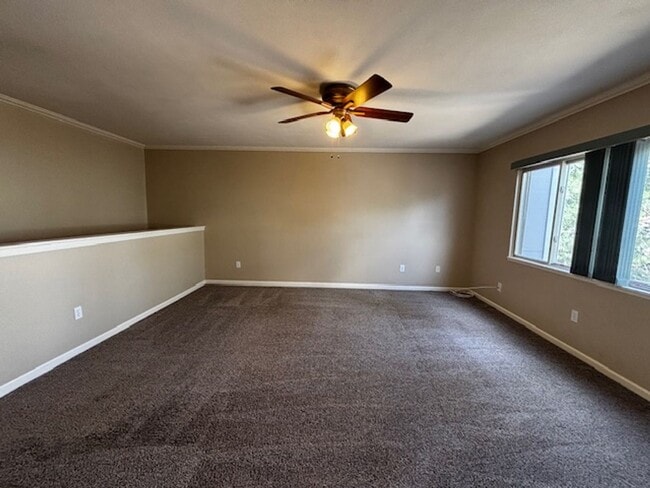 Building Photo - Cute 5 Bedroom 3 Bath Single Family Home