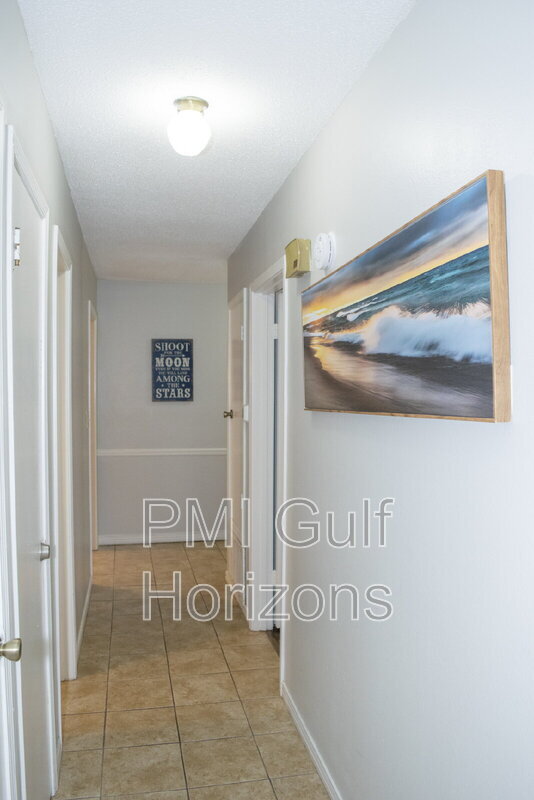 Building Photo - 738 Carondelay Dr