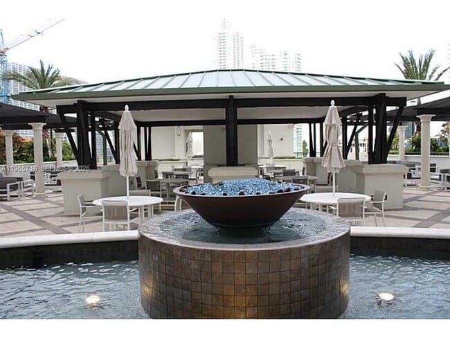 Building Photo - 999 SW 1st Ave