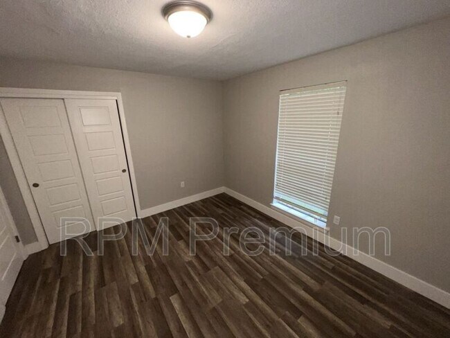 Building Photo - 464 Wilton Dr