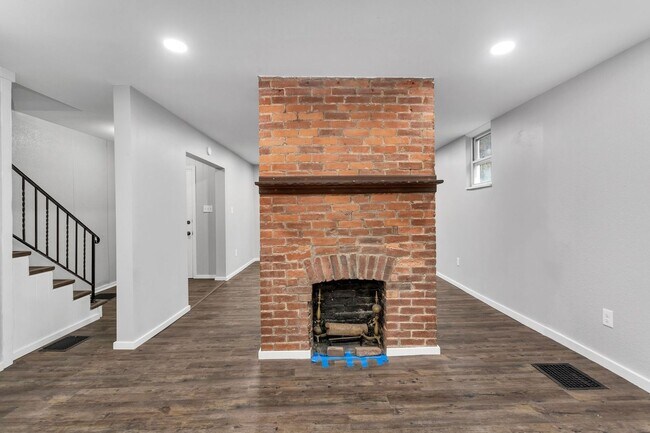 Building Photo - 4 Bed 2 Bath - Newly updated Shadyside home