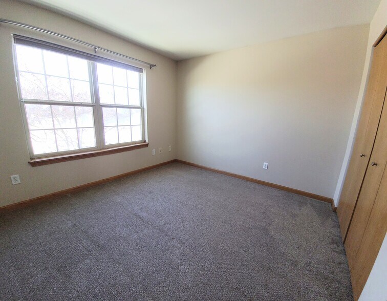 Building Photo - 1805 Deer Path