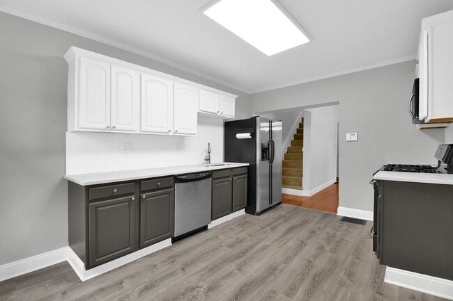 Building Photo - Stunning and Spacious 3 Bedroom House