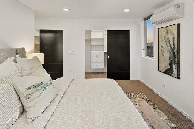 Building Photo - Urban luxury home with Views!