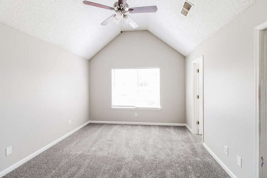 Building Photo - 248 Kings Cove