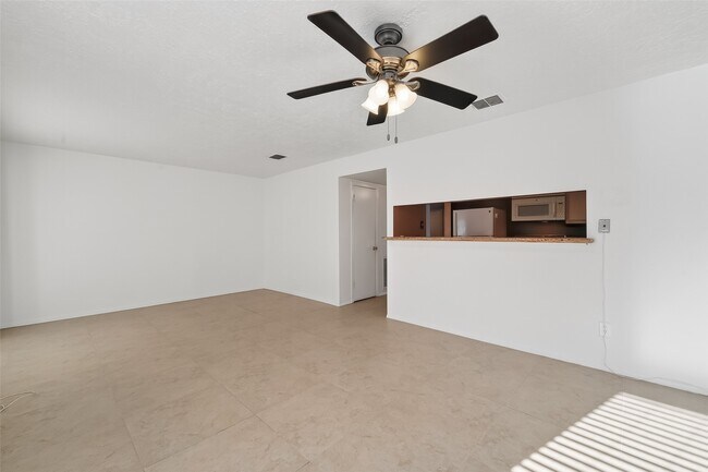 Building Photo - 8462 Leawood Blvd