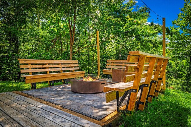 Building Photo - 208 Tunnel Ridge Dr