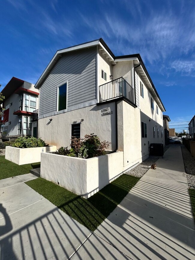 Building Photo - 1235 W 37th Pl
