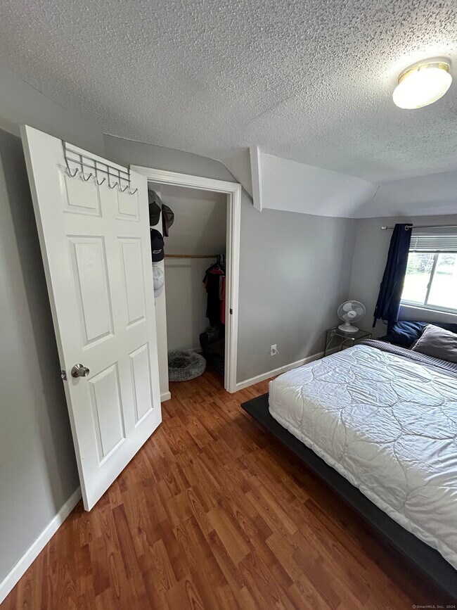 Building Photo - 647 E Main St