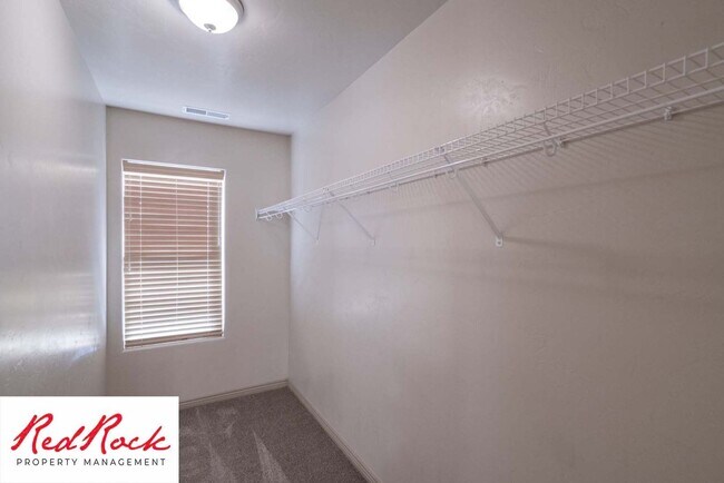 Building Photo - Beautiful 3 bedroom, 2.5 bathroom Townhome...