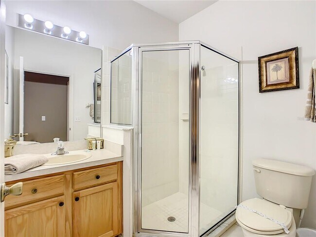 Building Photo - 16724 Rolling Green Dr