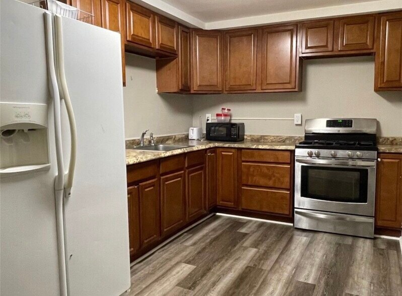 Building Photo - 107 Elm St