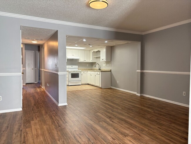 Building Photo - 3 Bedroom, 2.5 Bathroom Condo in High Point!