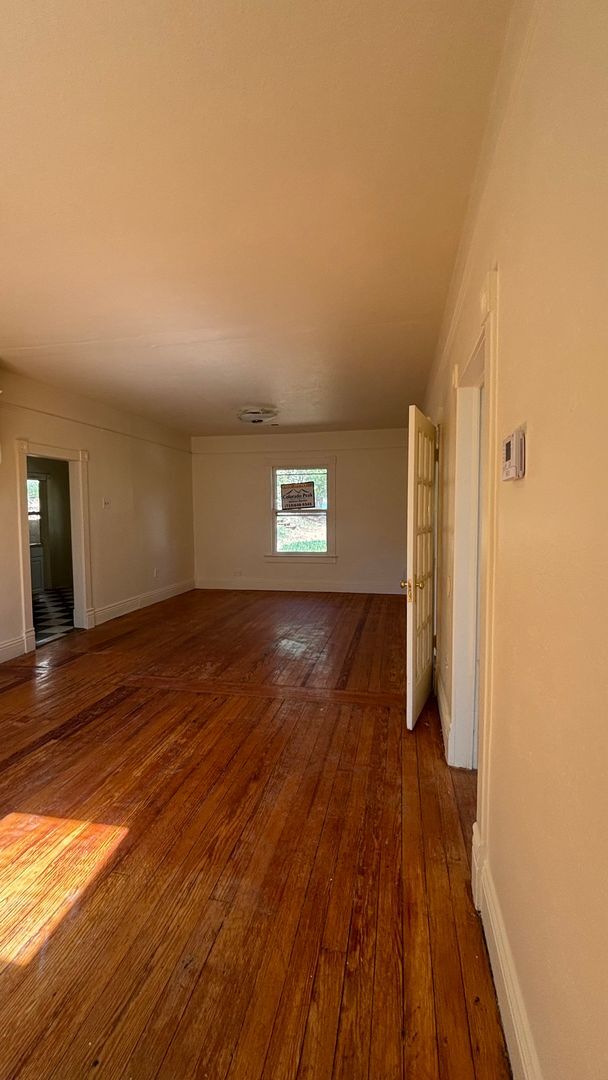 Building Photo - 825 Midland Ave