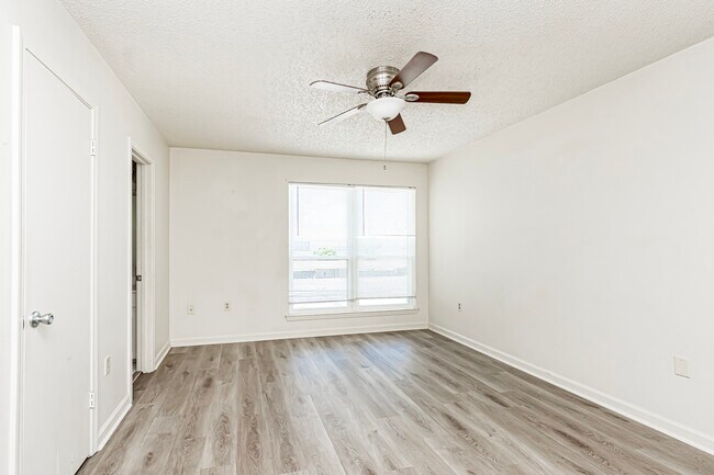 Building Photo - 9821 Siegen Ln