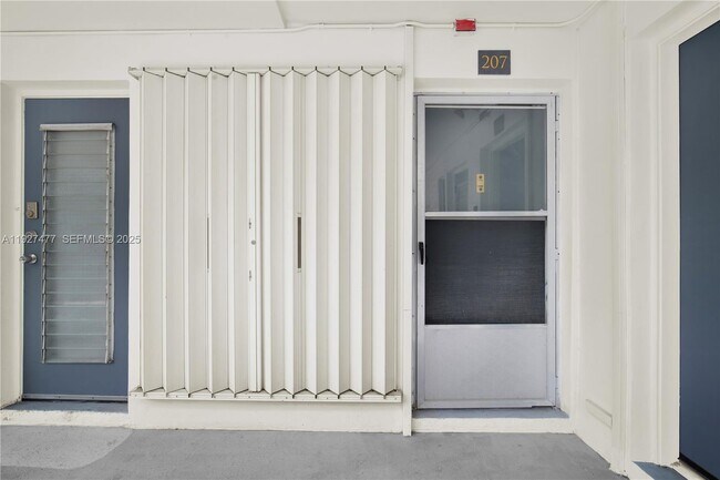 Building Photo - 1340 Lincoln Rd