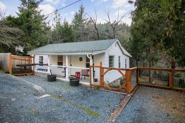 Building Photo - Daisy Creek Cottage: Fully Furnished 2bd/1ba, Fenced Yard, Utility Fee $300