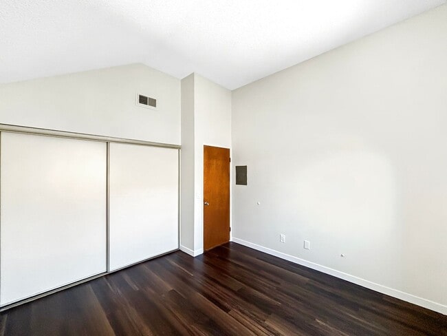 Building Photo - Stunning 2BD/2BA Condo in University Heigh...