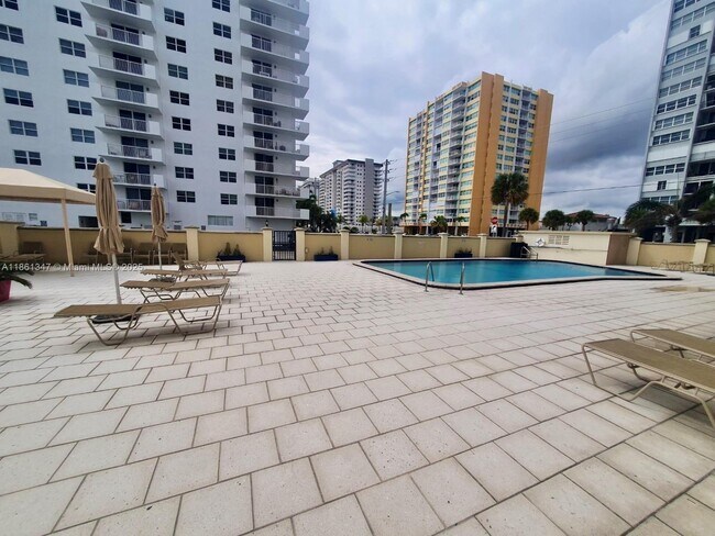 Building Photo - 1501 S Ocean Dr