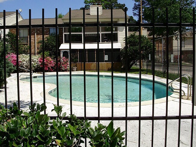 Building Photo - 17401 Red Oak Dr
