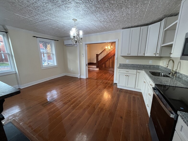 Building Photo - 320 S Cameron St