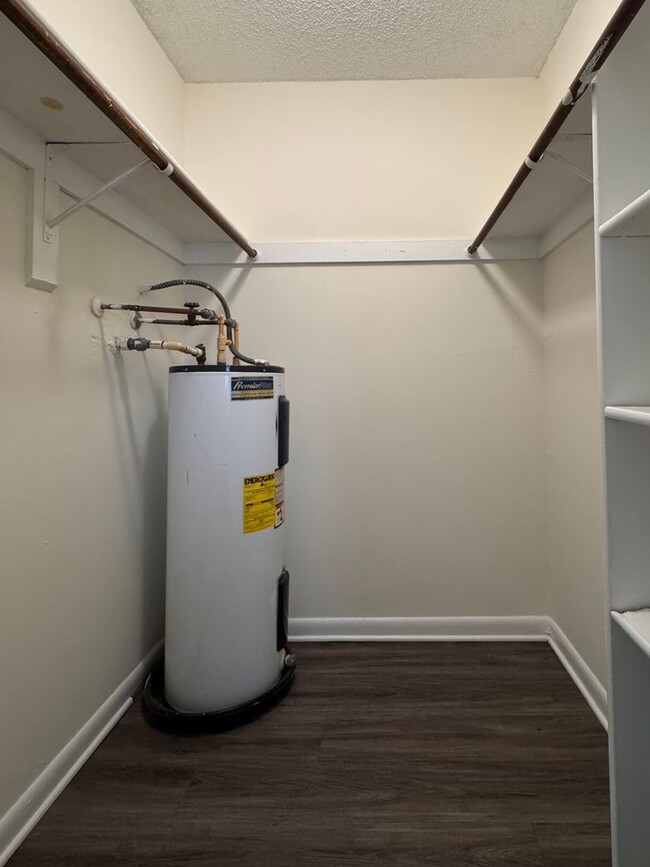 Building Photo - Updated One Bedroom, One Bath Apartment in...
