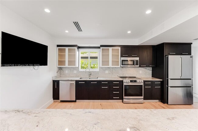 Building Photo - 740 S Shore Dr