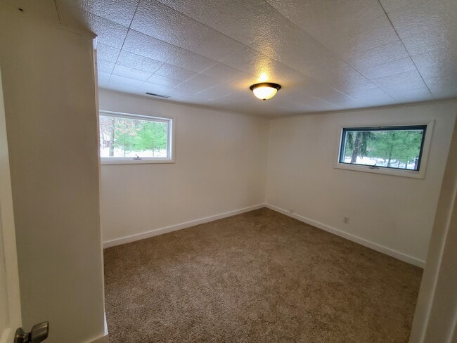 Main bedroom - 624 E Lewis St