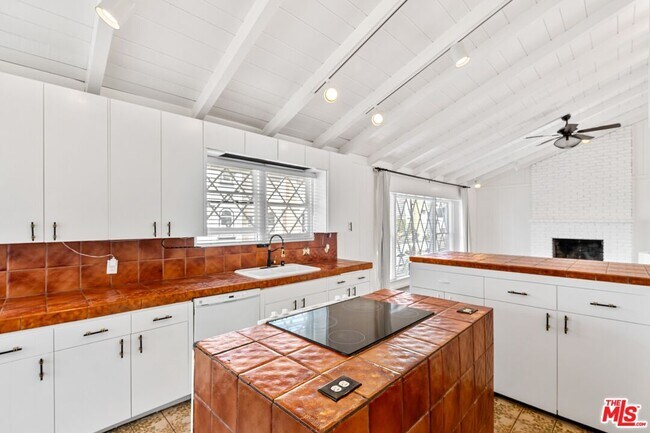 Building Photo - 112 Fleet St