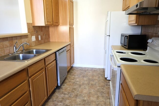 Building Photo - CUTE, CUTE, CUTE 3 BDRM TOWNHOME WITH GAS FIREPLACE!