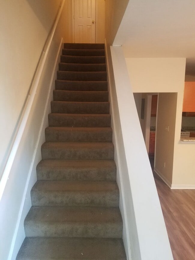 Building Photo - 3/2 Townhouse off Blairstone Road, Right By Governors Square Mall!