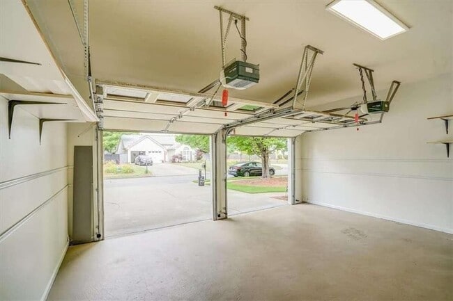 Building Photo - 142 Stoneforest Dr