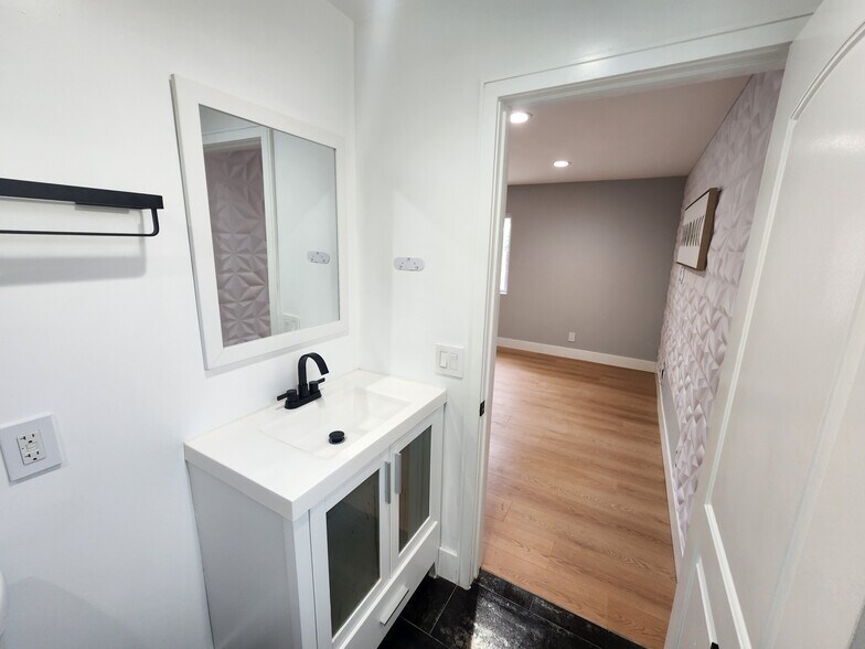 Building Photo - 14237 Emelita St