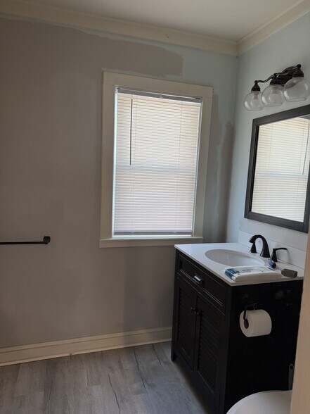 Building Photo - 31 Dix Ave