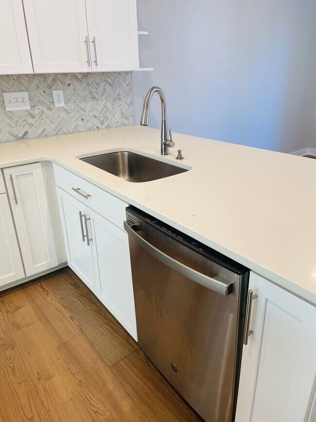 Building Photo - Sophisticated and Spacious 3BR-3.5 Bath To...